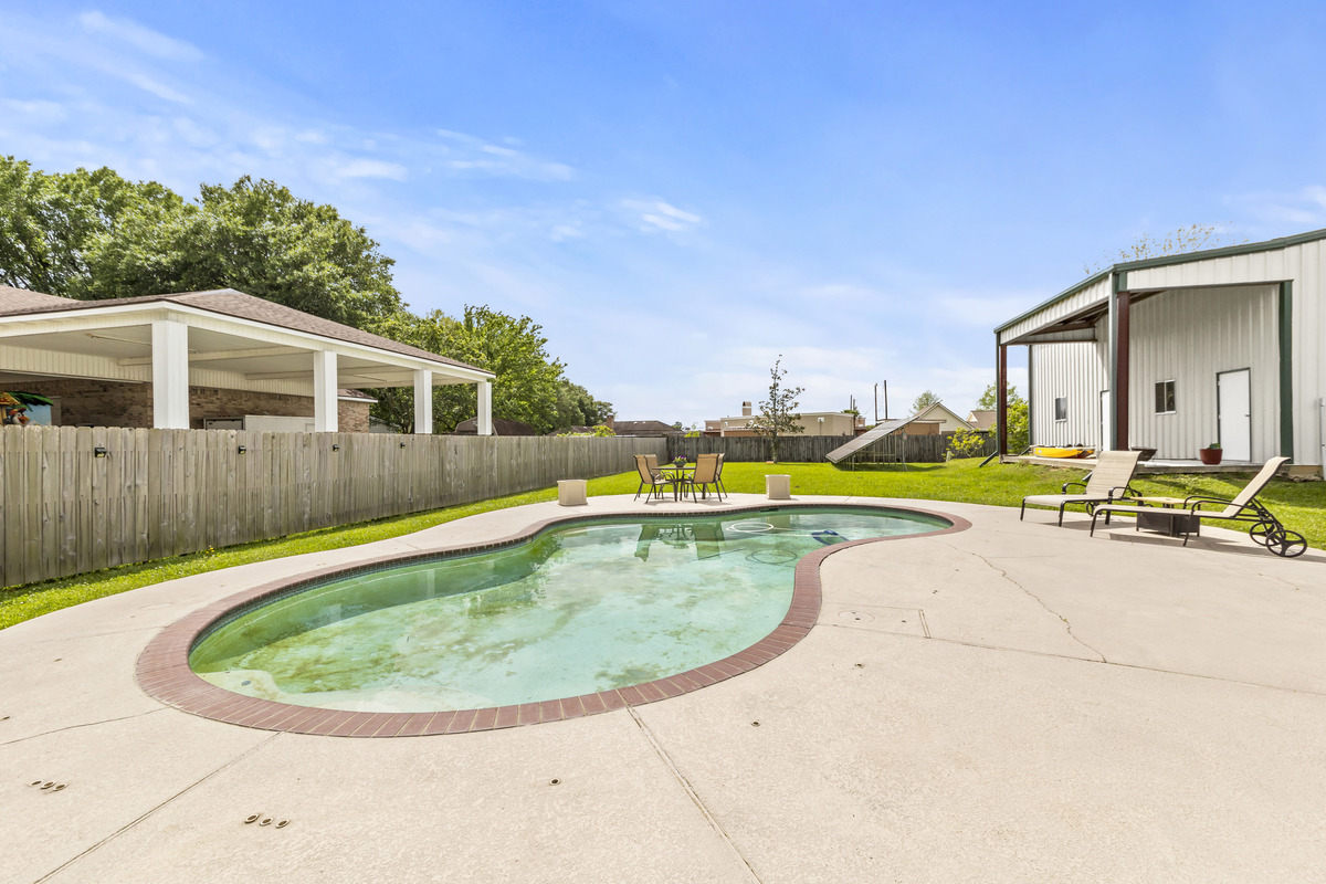 Swimming pool cleaning - before 